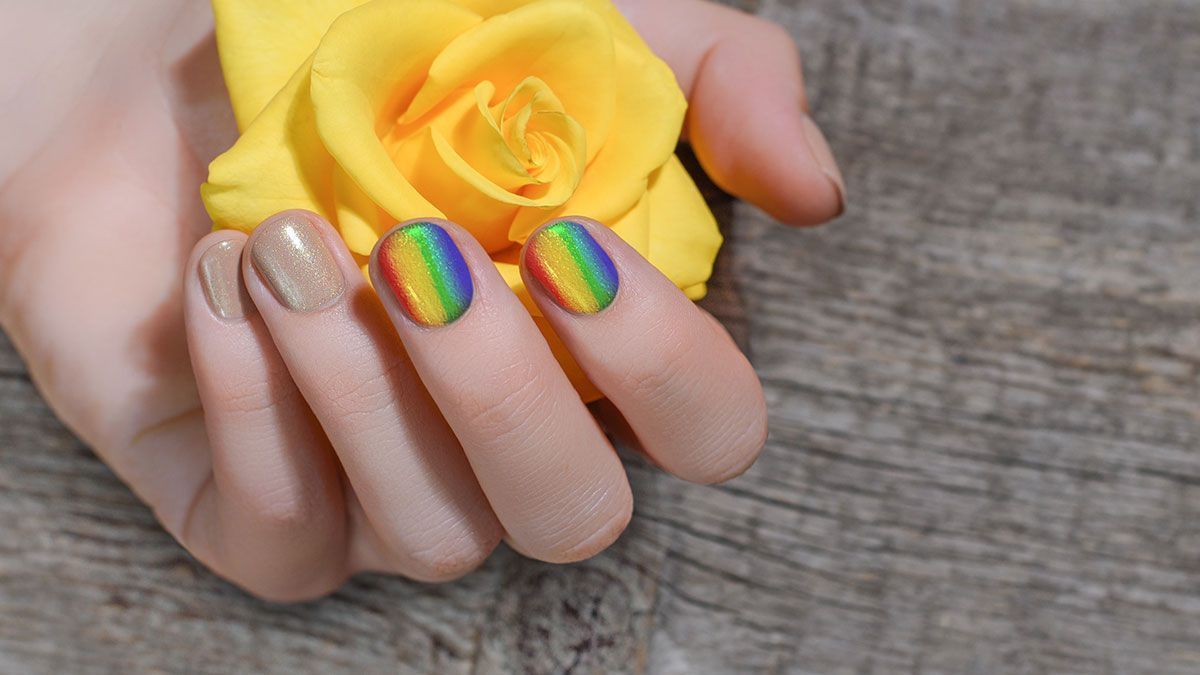 Diversity und Pride! Vielfalt ist wunderbar – wie Ihr den Regenbogen-Look gekonnt auf euren kurzen Nägeln in Szene setzen könnt, lest Ihr im Beauty-Artikel. 