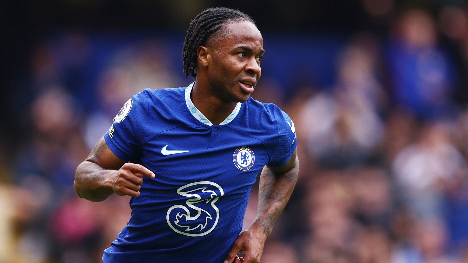 
                <strong>13. Raheem Sterling (FC Chelsea/ 56,2 Millionen Euro)</strong><br>
                Schon bei Manchester City hatte sich in den Jahren zuvor ein Abwärtstrend abgezeichnet, der sich beim FC Chelsea nun nahtlos fortsetzte. Neun Tore in 38 Pflichtspielen waren einfach zu wenig für einen so hochdekorierten Stürmer, auch wenn eine Oberschenkelverletzung womöglich eine bessere Bilanz verhinderte. Und gemessen an der Ablöse war Sterling in Jahr eins an der Stamford Bridge fast sogar ein Flop. ran-Note: 4
              