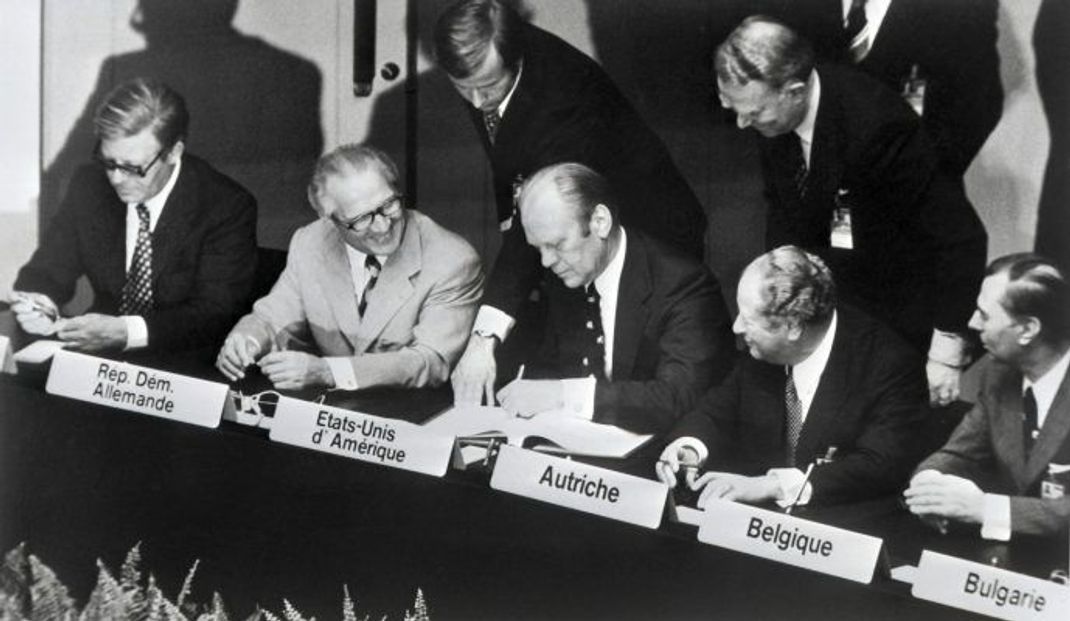 35 Staaten - die USA, Kanada, die Sowjetunion und alle europäischen Staaten mit Ausnahme von Albanien und Andorra - unterzeichneten 1975 die Schlussakte von Helsinki in der finnischen Hauptstadt. Dabei waren (von links): BRD-Kanzler Helmut Schmidt, Staatsratsvorsitzender der DDR, Erich Honecker, US-Präsident Gerald Ford und der österreichische Kanzler Bruno Kreisky.