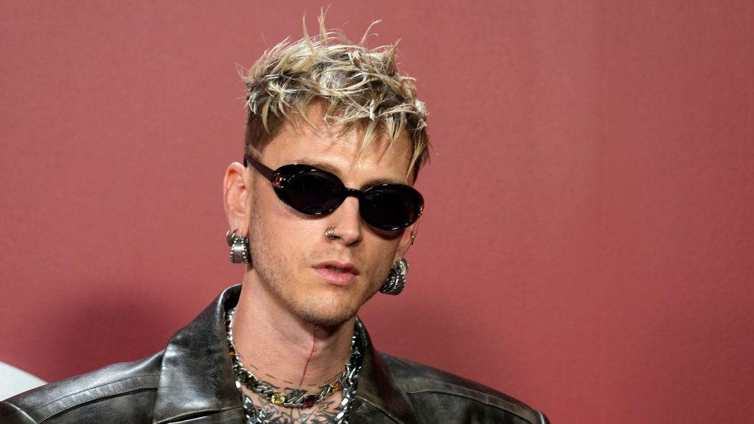 Machine Gun Kelly präsentiert endlich sein neues Tattoo.