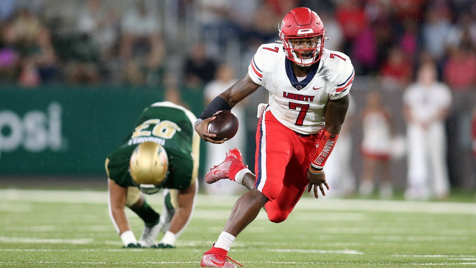 
                <strong>3. Pick: TRADE 2 - New Orleans Saints - Malik Willis, QB, Liberty</strong><br>
                Auch die New Orleans Saints traden sich nach oben und geben den Houston Texans zwei Erstrundenpicks für das Recht, an dritter Stelle zu ziehen. Als potentiellen Nachfolger für Drew Brees, der seit seinem Karriereende ein großes Loch auf seiner Position hinterlassen hat, picken die Saints Quarterback Malik Willis.
              