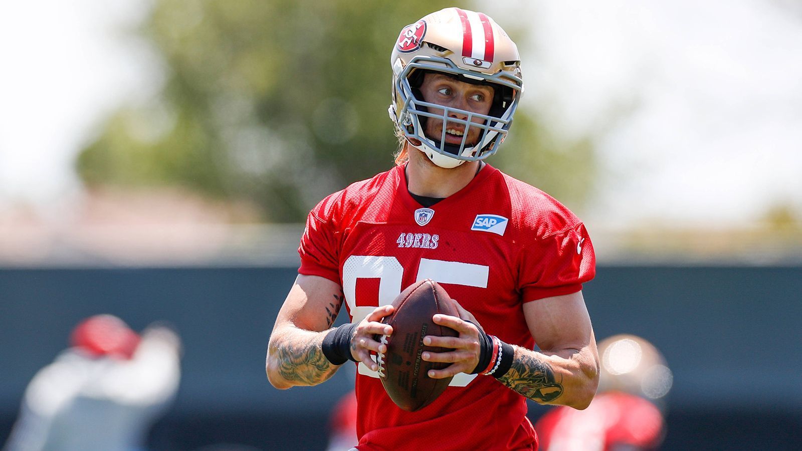 
                <strong>3. Platz: San Francisco 49ers</strong><br>
                &#x2022; Starter: George Kittle<br>&#x2022; Backups: Charlie Woerner, Cameron Latu, Brayden Willis<br>Defensiven und Verletzungen können George Kittle kaum aufhalten. Trotz einer langen Liste an kleineren und größeren Verletzungen, spulte Kittle in vier der fünf letzten Spielzeiten über 900 Receiving Yards ab und sammelte 30 Touchdowns in der Zeitspanne. Seine starken Fähigkeiten als Blocker sind ebenfalls gut dokumentiert. Dahinter hat sich Charlie Woerner ebenfalls durch seine Blocking-Fähigkeiten Einsatzzeiten erspielt. Die Rookies Carmeron Latu und Brayden Willis machen ihm nun allerdings Konkurrenz.
              