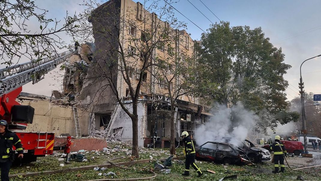 Rettungskräfte in der ukrainischen Stadt Tscherkassy arbeiten daran, einen Brand nach einem mutmaßlich russischen Angriff zu löschen.