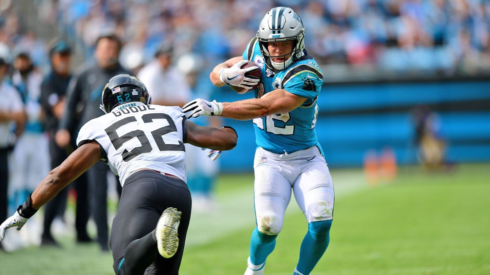 
                <strong>Running Back: Christian McCaffrey</strong><br>
                Gib Christian McCaffrey den Ball und warte, dass etwas Tolles passiert. So ungefähr lässt sich die offensive Taktik der Carolina Panthers in dieser Saison beschreiben. Auch beim 34:27 gegen die Jacksonville Jaguars trug der 23-Jährige die Panthers fast im Alleingang: 176 Yards am Boden, 61 in der Luft und drei Touchdowns - einer davon sogar mit spektakulärem Salto. Das gibt zwar keine Extrapunkte, sieht aber trotzdem gut aus.Gesamtpunktzahl: 41
              