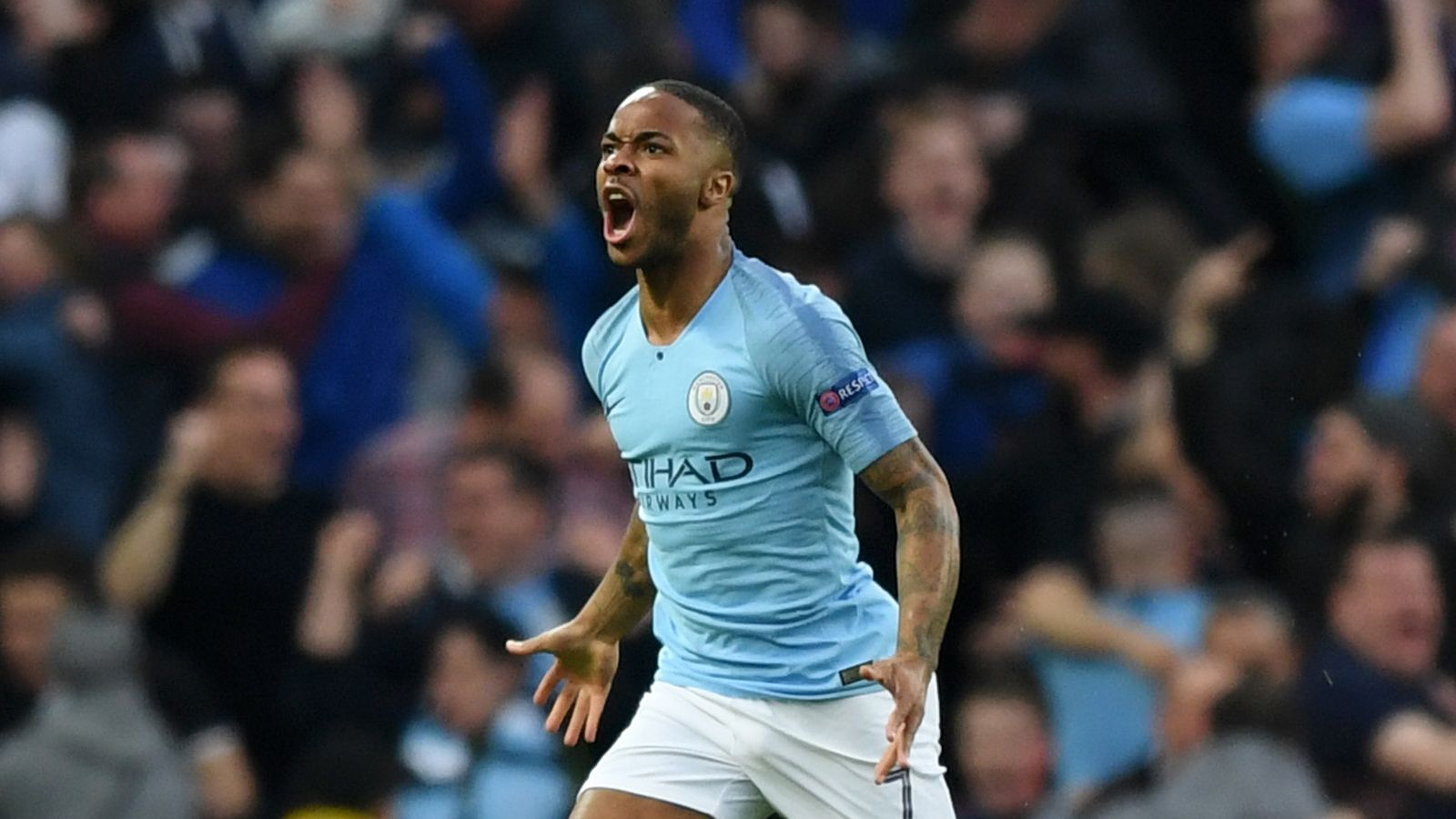 
                <strong>Mittelfeld: Raheem Sterling (Manchester City)</strong><br>
                Absolvierte Spiele im Wettbewerb 2018/19: 10
              