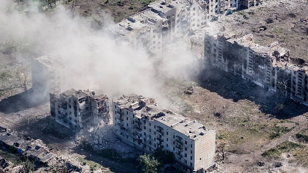 Zerstörte Gebäude in Tschassiw Jar: Russland meldet die Eroberung der Kleinstadt im Donbass.