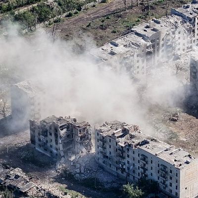 Zerstörte Gebäude in Tschassiw Jar: Russland meldet die Eroberung der Stadt.