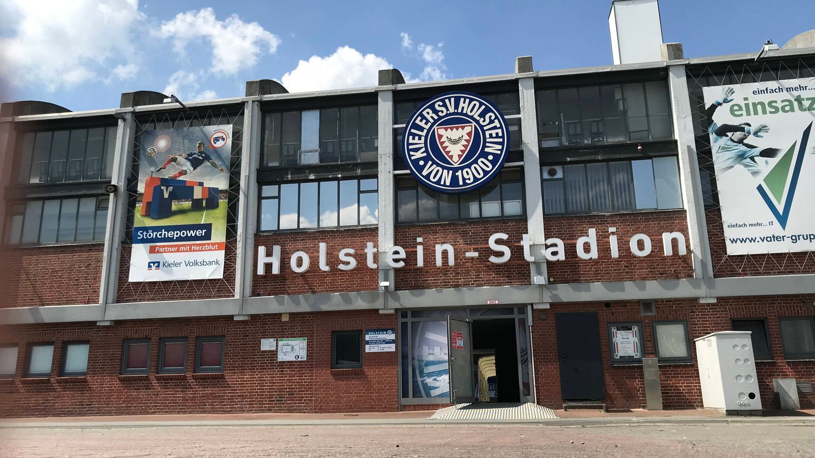 
                <strong>Holstein-Stadion (Holstein Kiel)</strong><br>
                &#x2022; Kapazität: 15.034<br>&#x2022; Sitzplätze: 5.809<br>&#x2022; Stehplätze: 9.225<br>&#x2022; Logen: -<br>
              