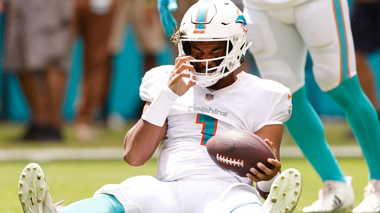 
                <strong>Die Miami Dolphins haben sich verzockt</strong><br>
                Die Dolphins gingen 2019 einen radikalen Umbruch an, spätestens mit dem Trade von Laremy Tunsil war klar, dass Miami mit einer Menge Draft-Munition und viel Cap Space in den kommenden Jahren voll angreifen will. 2020 sah auch schon vieles danach aus, als hätte sich das "Tanken" bezahlt gemacht, die Playoffs wurden mit Tua Tagovailoa nur knapp verpasst. Nach vier Spieltagen sieht die harte 2021-Realität allerdings schon wieder ganz anders aus: Tagovailoa hat sich erneut an der Hüfte verletzt, aber auch in den sechs Vierteln, in denen der Quarterback fit war, wirkte die Offense extrem holprig. Die Schwächen der Offensive Line behoben auch die zahlreichen Draft-Picks nicht, junge O-Liner wie Austin Jackson bleiben noch immer unter den Erwartungen. Der Cap Space wurde außerdem nicht gut genutzt, Verpflichtungen von vor der Saison 2020 - unter anderem Ereck Flowers oder Kyle van Noy - sind schon wieder weg. So nah die Playoffs 2020 noch erschienen, so fern sind sie nach vier Spieltagen.
              