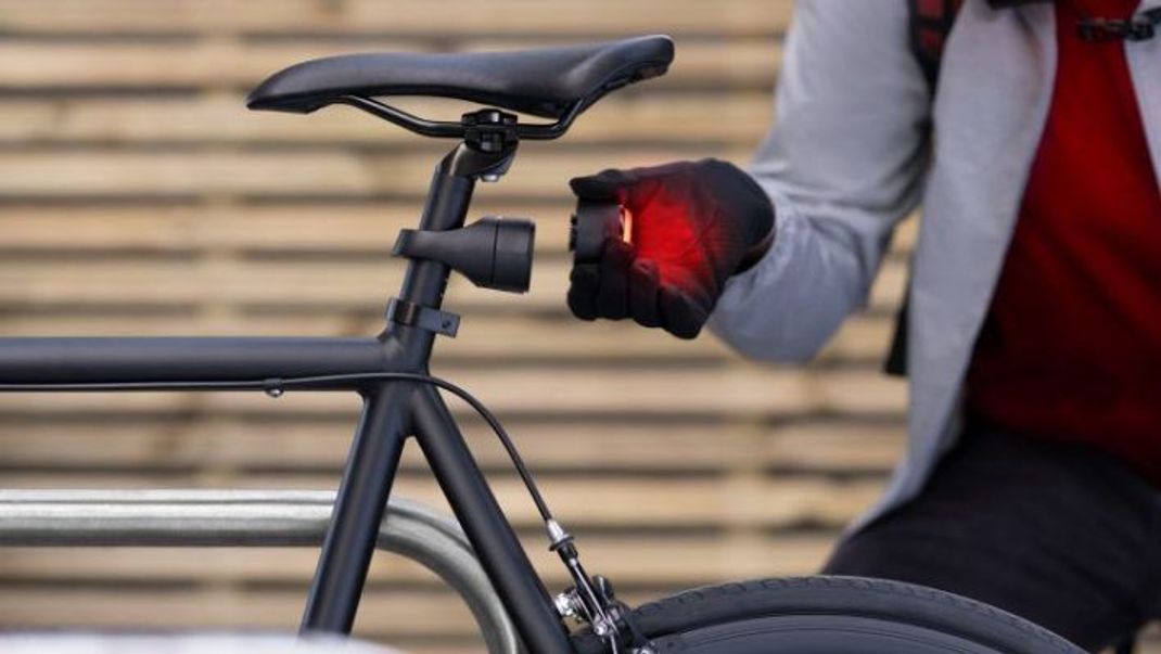 Ein Fahrradrücklicht als Diebstahlschutz: Das Vodafone Curve Rücklicht steuerst du mit deinem Smartphone. Ein GPS-Tracker und Bewegungs-Sensoren sind integriert. So weißt du, wann dein Rad bewegt wird und wo es ist.