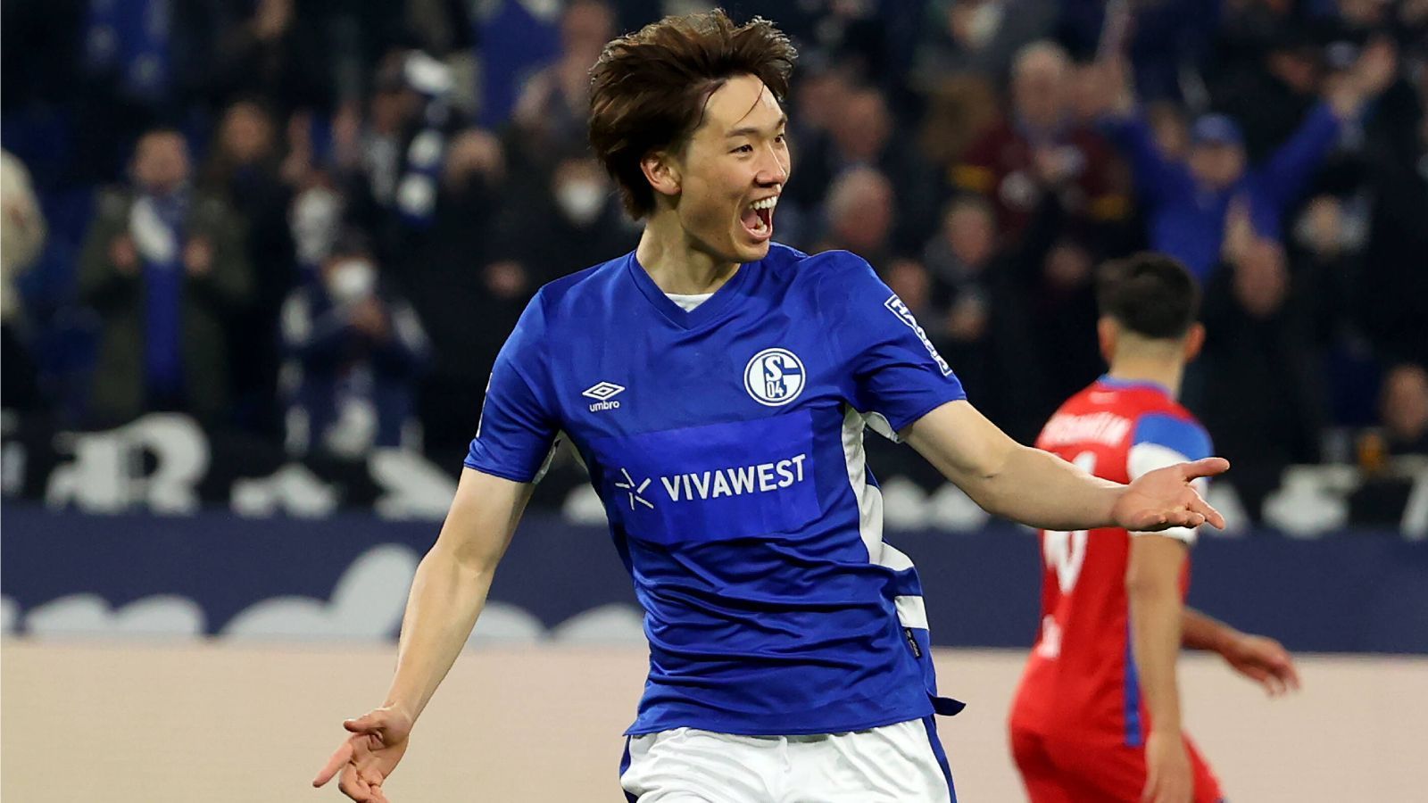 
                <strong>Ko Itakura (FC Schalke 04)</strong><br>
                Doch auch hinten haben die Schalker mit Ko Itakura eine wichtige Konstante. Der Leihspieler von Manchester City stand seit dem sechsten Spieltag immer in der Startelf und ist ein Garant dafür, dass Schalke vor allem unter der Regie von Mike Büskens wieder sehr sicher steht. Itakura avancierte nahezu auf Anhieb zum Abwehrchef und ist das Gerüst der königsblauen Defensive. Zudem ist er auch offensiv gefährlich: Vier Treffer gelangen Itakura bereits in 25 Spielen.
              