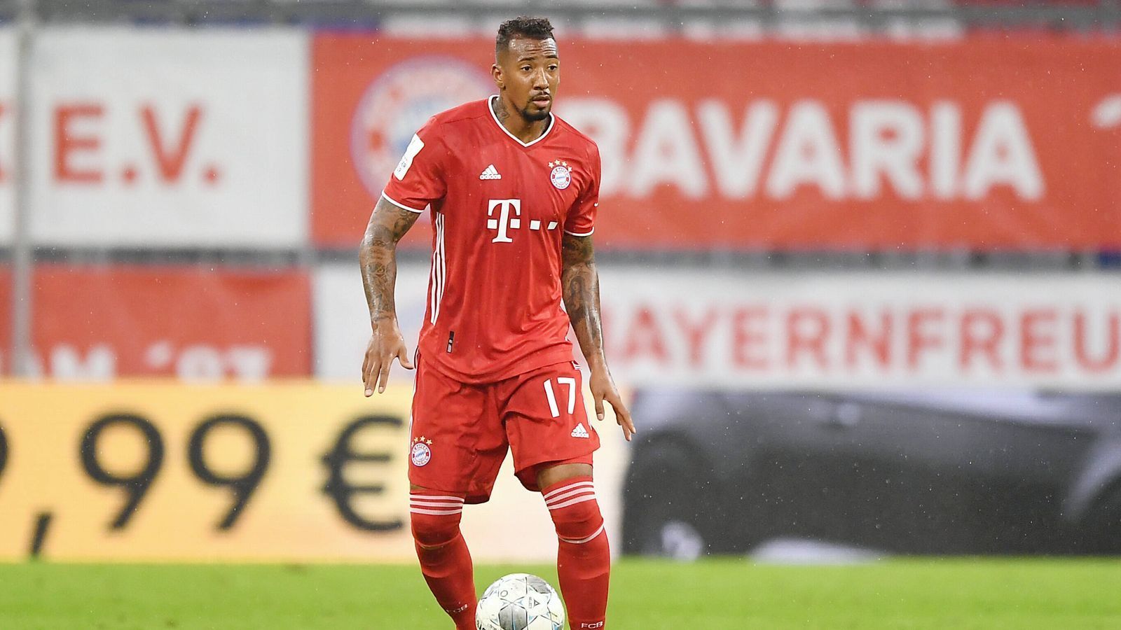 
                <strong>Jerome Boateng</strong><br>
                War Jerome Boateng im Mai 2019 laut Uli Hoeneß noch ein "Fremdkörper", der lieber gestern als heute den Verein verlassen hätte, ist er im Juni 2020 nicht mehr aus der Innenverteidigung wegzudenken. Dank neuer Fitness - und neuer Einstellung - spielte der 31-Jährige in den vergangenen Monaten fast schon wieder auf dem Niveau von 2013 und 2014. Und mittlerweile feiert er auch liebend gerne wieder mit seinen Teamkollegen, wie Videos auf seinen sozialen Kanälen belegen.
              