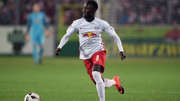 
                <strong>Mittelfeld - Naby Keita (RB Leipzig)</strong><br>
                Ähnlich, wie Dembele der Shootingstar beim BVB ist, so ist es Naby Keita bei Aufsteiger RB Leipzig. Der Mittelfeldspieler aus Guinea profitierte - wie viele andere Neuzugänge, die vom Schwesterverein aus Salzburg kamen - von den ähnlichen Spielphilsophien beider Klubs. So fiel Keita die Umstellung auf die Bundesliga einfach. Der 22-Jährige war in seiner ersten Leipzig-Sason an 16 Toren beteiligt (je acht Tore bzw. Vorlagen). Zuletzt gab es Gerüchte, wonach Chelsea ein Auge auf ihn geworfen habe, doch für Sportdirektor Ralf Rangnick ist ein Verkauf kein Thema, vielmehr arbeitet man an einer Vertragsverlängerung.
              