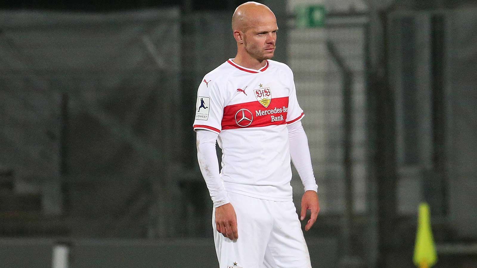 
                <strong>Tobias Werner (VfB Stuttgart)</strong><br>
                Tobias Werner spielte in der Saison 2016/17 noch ein komplettes Jahr im Profibereich vom 1. FC Nürnberg, da er ausgeliehen war vom VfB Stuttgart. Seit seiner Rückkehr zu den Schwaben ist der Linksaußen allerdings nicht über einen Kaderplatz in der Reserve hinausgekommen. Bei zwölf Spielen für Stuttgart II konnte der 33-Jährige bisher drei Torvorlagen verbuchen. Ein Platz bei den Profis scheint nicht in Aussicht zu stehen.
              