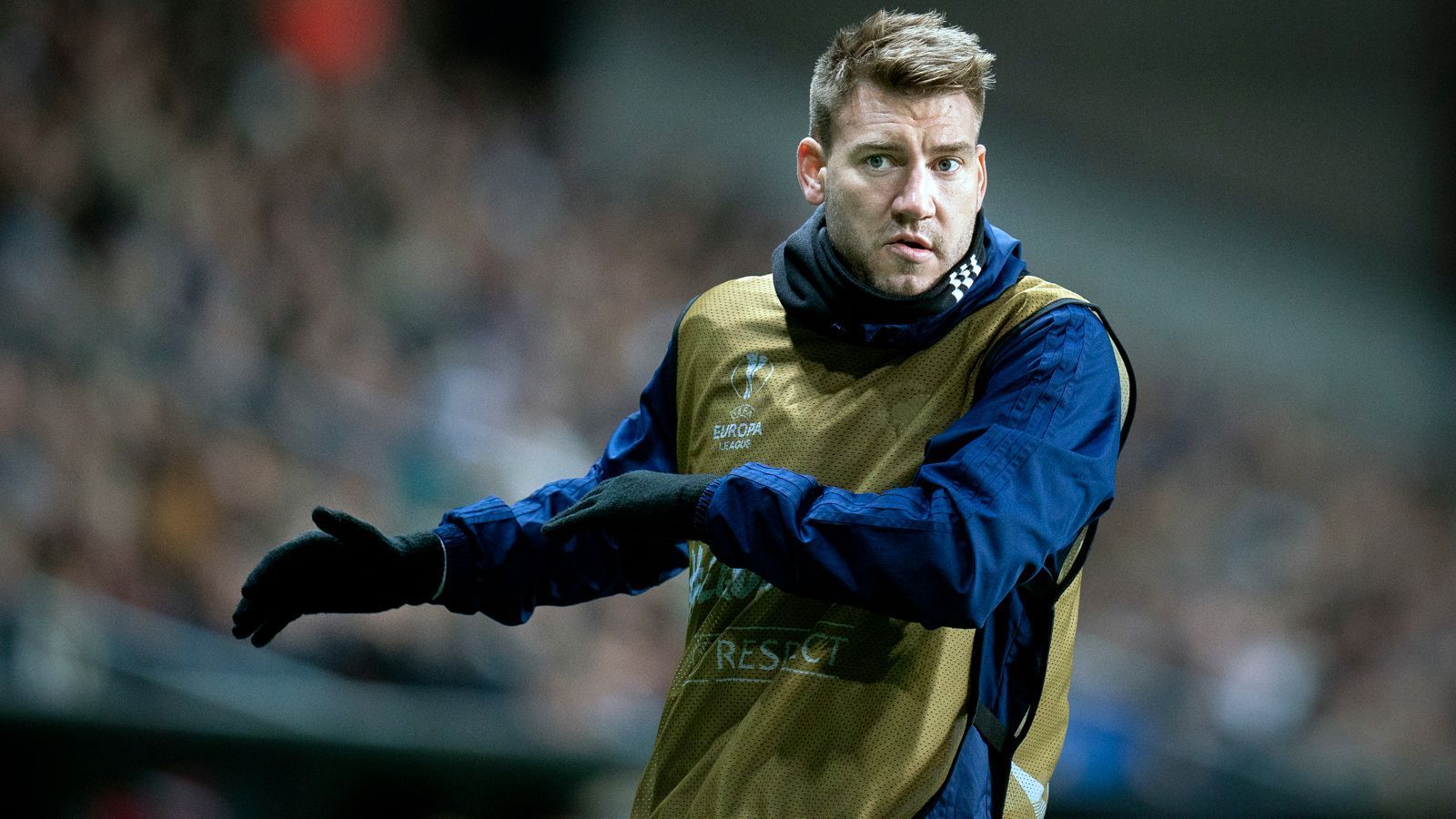 
                <strong>Nicklas Bendtner (zuletzt FC Kopenhagen)</strong><br>
                Ein ehemaliger Arsenal-Mitspieler von Djourou hat sich ebenfalls für ein Karriereende im Sommer 2021 entschieden. Anders als der Schweizer, stand der Skandal-Profi Nicklas Bendtner aber zu diesem Zeitpunkt schon längere Zeit bei keinem Verein mehr unter Vertrag. Der dänische Angreifer kickte bis Anfang 2020 beim FC Kopenhagen, war davor in zahlreichen Ländern aktiv. Dauerhaft konnte sich der 1,94 Meter große Angreifer jedoch nirgendwo etablieren - wohl auch wegen seines schwierigen Charakters. Im Laufe seiner Karriere kickte Bendtner von 2014 bis 2016 auch in Deutschland, hinterließ beim VfL Wolfsburg keinen bleibenden Eindruck (47 Spiele, neun Tore). In der Zeit der Vereinslosigkeit von Anfang 2020 an agierte Bendtner zuletzt als Hauptfigur seiner eigenen Reality Soap.
              