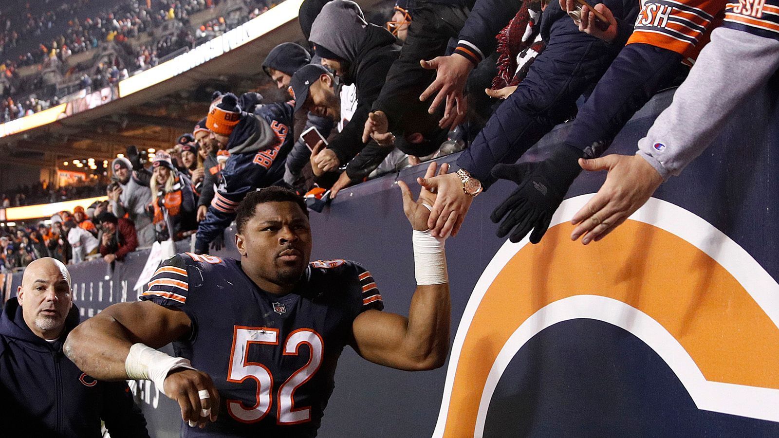 
                <strong>Großer Bonus, kleine Wirkung</strong><br>
                Khalil Mack: 13.622 Dollar. Der Bears-Linebacker darf sich über einen stattlichen Bonus freuen, doch im Vergleich zu seinem Gehalt ist die Zusatzzahlung verschwindend gering. Vor der Saison hatte der 28-Jährige einen Sechsjahres-Vertrag unterschrieben, der ihm 141 Millionen Dollar einbringt. Die 13.622 Dollar sind nur 0,0097 Prozent davon. 
              