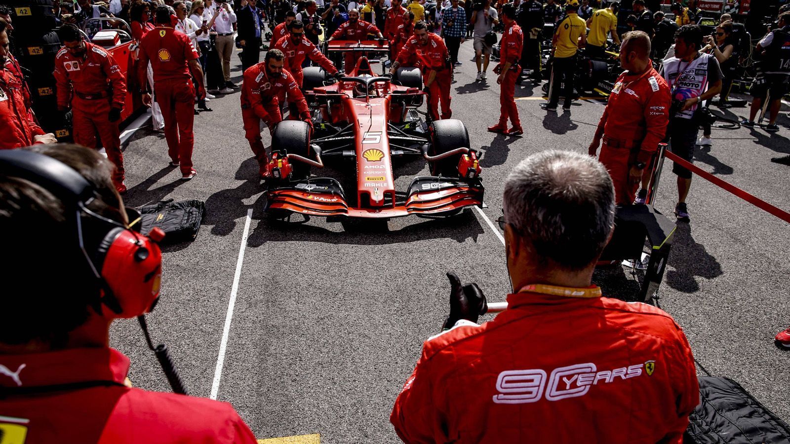 
                <strong>Verlierer -  Scuderia Ferrari</strong><br>
                Über 230 Punkte trennen die Scuderia am Ende der Saison in der Konstrukteurs-WM vom großen Rivalen Mercedes. Das hatte man sich vor der Saison anders vorgestellt. Viele Experten schätzten die Ferrari schneller ein als die Mercedes. Doch die Italiener konnten von 21 Saison-Rennen gerade einmal drei Stück gewinnen. Hinzu kamen die Querelen zwischen den Piloten Sebastian Vettel und Charles Leclerc und der Kampf um den Nummer 1-Status bei den Roten. Negativer Höhepunkt: Der Brasilien GP, bei dem sich beide ins Aus katapultierten. Da die Scuderia mit der gleichen Fahrerpaarung weitermacht, scheint weiterer Zoff schon jetzt unvermeidlich.
              