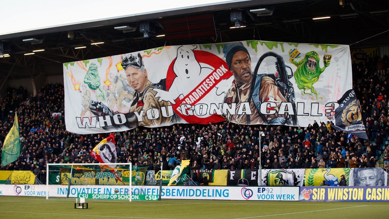 
                <strong>"Who you gonna call?" Den-Haag-Fans begrüßen Alan Pardew mit Ghostbusters-Choreo</strong><br>
                Die Fans des niederländischen Erstligisten ADO Den Haag bereiteten dem neuen Trainer Alan Pardew und dessen Assistenten Chris Powell einen ganz besonders kreativen Empfang. Das englische Duo wurde kurzerhand auf einem Banner zu Ghostbusters umfunktioniert. "Who you gonna call?" stand auf dem Banner, angelehnt an den Titelsong der Comic-Serie "Ghostbusters". Und Pardew bzw. Powell sind in Den Haag wirklich als eine Art "Geisterjäger" gefragt - sie sollen nämlich das Abstiegsgespenst vertreiben. Der Einstand verlief schon einmal verheißungsvoll, bei Pardews Debüt gewann ADO zu Hause gegen Schlusslicht RKC Waalwijk mit 2:0 und kletterte damit auf den Abstiegs-Relegationsplatz vor.
              