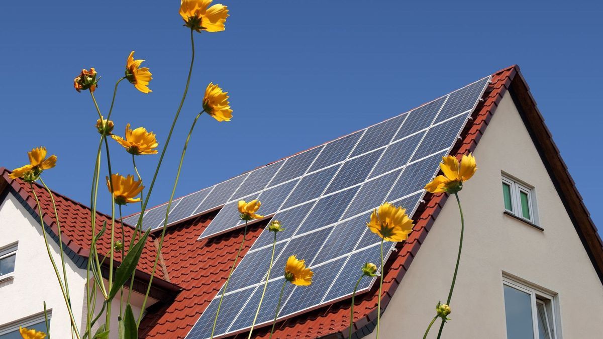 Ein Einfamilienhaus, das Strom aus Solarenergie erzeugt.