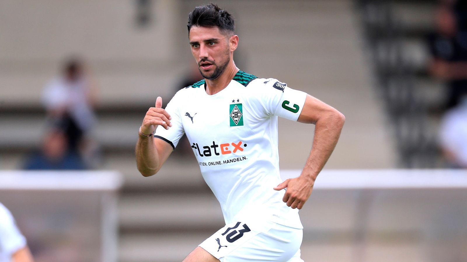 
                <strong>Borussia Mönchengladbach: Lars Stindl</strong><br>
                Auch bei Borussia Mönchengladbach ist die Kapitänsfrage geklärt. Der bisherige Amtsinhaber Lars Stindl wurde bereits Mitte Juli vom neuen Trainer Adi Hütter bestätigt. Bereits seit 2016 führt Routinier Stindl die Fohlen als Kapitän an. 
              