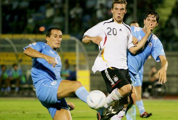 
                <strong>San Marino vs. Deutschland 0:13</strong><br>
                In der Qualifikation zur EM 2008 gastiert das deutsche Team in San Marino. Am Ende siegt die Löw-Elf mit 13:0. Kein Spiel hat der Bundestrainer bisher höher gewonnen.
              