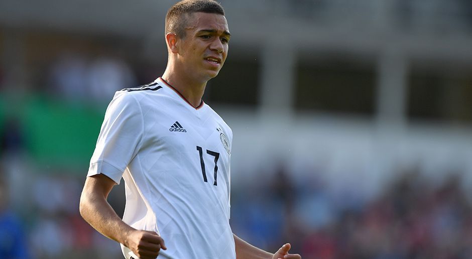 
                <strong>Oliver Batista Meier (Deutschland)</strong><br>
                Eine zweite wichtige Offensiv-Waffe der deutschen Mannschaft kommt vom FC Bayern München und heißt Oliver Batista Meier. Der Deutsch-Brasilianer spielt in München bereits für die U19, obwohl er im Februar erst 17 geworden ist. In der U17-Nationalmannschaft gehört der Flügelspieler zu den wichtigsten Stützen. Nun soll die Zeit für seinen großen Auftritt gekommen sein.
              