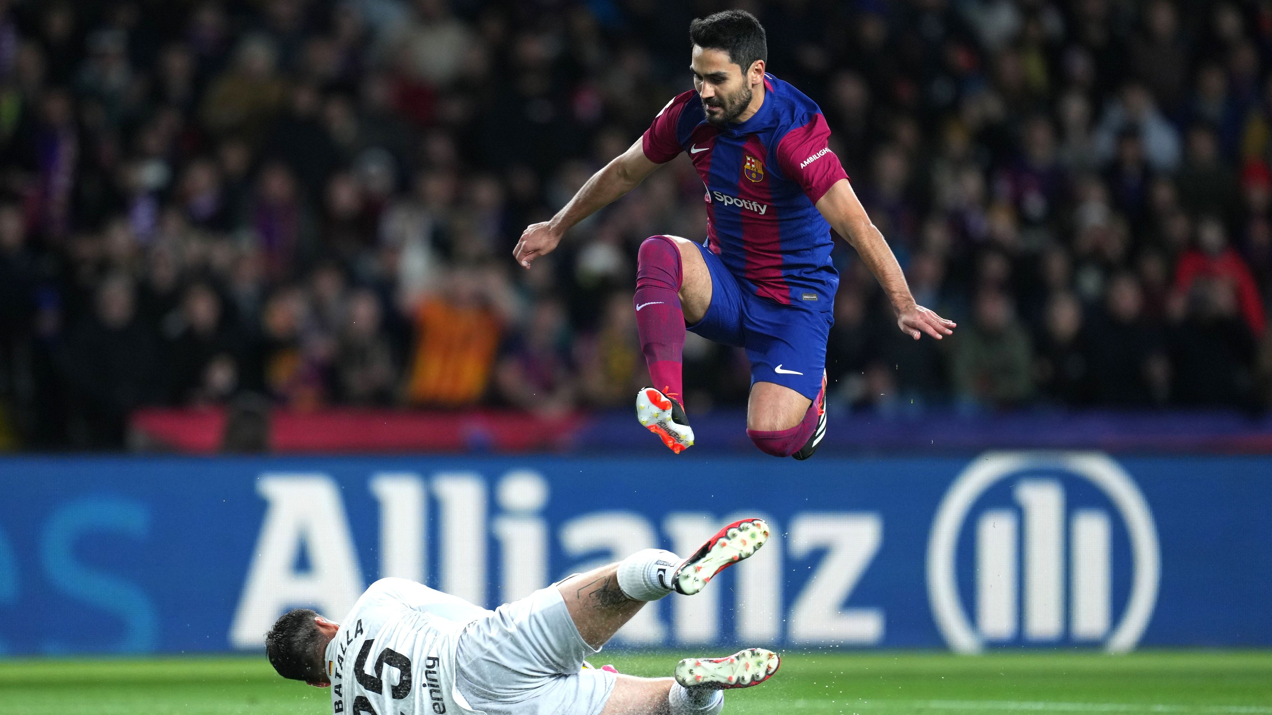 <strong>Ilkay Gündogan (FC Barcelona)</strong><br>Der Vertag des DFB-Kapitäns bei Barca bis 2025 enthält eine Option für ein weiteres Jahr. Ob die gezogen wird, steht noch nicht fest. Dass er auf jeden Fall bis 2025 bleibt, hingegen schon. Denn die festgeschriebene Ablösesumme von 400 Millionen Euro wird sich definitiv kein Verein leisten wollen - bei allem Respekt für Gündogan.&nbsp;