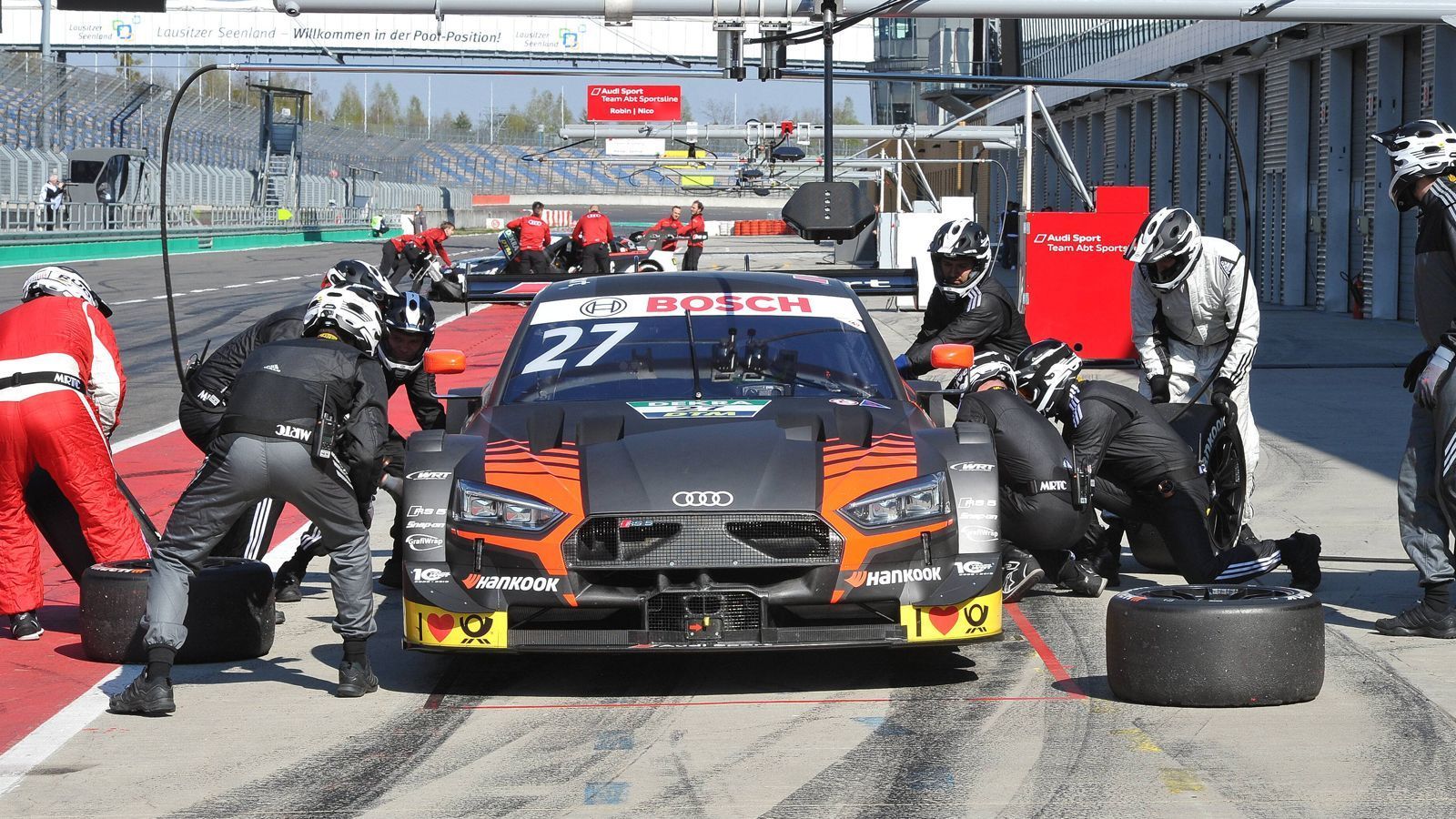 
                <strong>DTM rast in die neue Ära: Das sind die Brennpunkte</strong><br>
                Startprozedere: Eine ganz heikle Angelegenheit, da sind sich wirklich alle Piloten einig. Die Fahrer testeten die Starts unter neuen Vorzeichen bereits bei den Testfahrten. Das Ergebnis: mäßig bis mau. Die Starthilfen im Cockpit fallen weg, die Fahrer können das Auto jetzt nicht mehr vorspannen. Scheider weiß: "Das macht es richtig schwierig. Denn ein Start mit einer Kohlefaser-Kupplung ist nicht ohne, da hat man keinen großen Spielraum. Der Start ist extrem risikoreich, alles ist möglich: Frühstart, Fehlstart, ein Abwürgen des Motors. Viel Raum für Peinlichkeiten. Ein ganz, ganz heißes Thema."
              