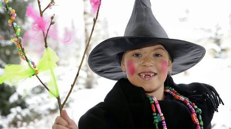 In Finnland verkleiden sich die Kinder zu Ostern als Hexen. Sie laufen dann von Haus zu Haus und bekommen Süßes.