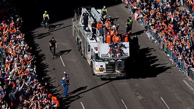 
                <strong>Sieger-Parade der Denver Broncos</strong><br>
                Mit dem speziellen Gefährt können die Broncos-Profis hoch hinaus - doch die Leiter samt Korb bleibt auf dem Fahrzeugdach.
              