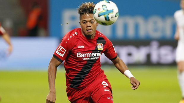 
                <strong>Rechtes Mittelfeld - Leon Bailey (Bayer Leverkusen)</strong><br>
                Liebe auf den ersten Blick war die Beziehung zwischen Bayer Leverkusen und Leon Bailey sicher nicht. Doch nach einem schwierigen ersten Halbjahr blühte der Jamaikaner in der Hinrunde der Saison 2017/18 so richtig auf. In 14 Spielen konnte das frühere Ausnahmetalent von KRC Genk sechs Tore und sechs Vorlagen für die Werkself beisteuern. Beim unfassbaren 4:4-Unentschieden zum Jahresausklang in Hannover kam Bailey erst als Joker ins Spiel und war dann gleich mit zwei Toren quasi der Hauptverantwortliche für den Punktgewinn beim Aufsteiger. Dadurch überwintert Bayer in Reichweite der direkten Champions-League-Plätze.
              