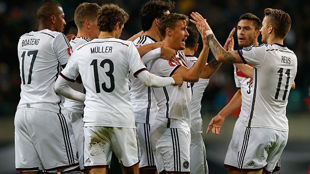 
                <strong>So viel kassieren die DFB-Stars</strong><br>
                Es ist ein hartes Stück Arbeit, doch die Mühe lohnt sich: Für die gelungene Qualifikation zur Europameisterschaft macht der Deutsche Fußball-Bund rund vier Millionen Euro locker. Ein Großteil davon geht an die insgesamt 35 berufenen Spieler. Pro Nominierung gibt es 20.000 Euro. ran.de verrät, wer die Top-Verdiener beim DFB-Team sind.
              