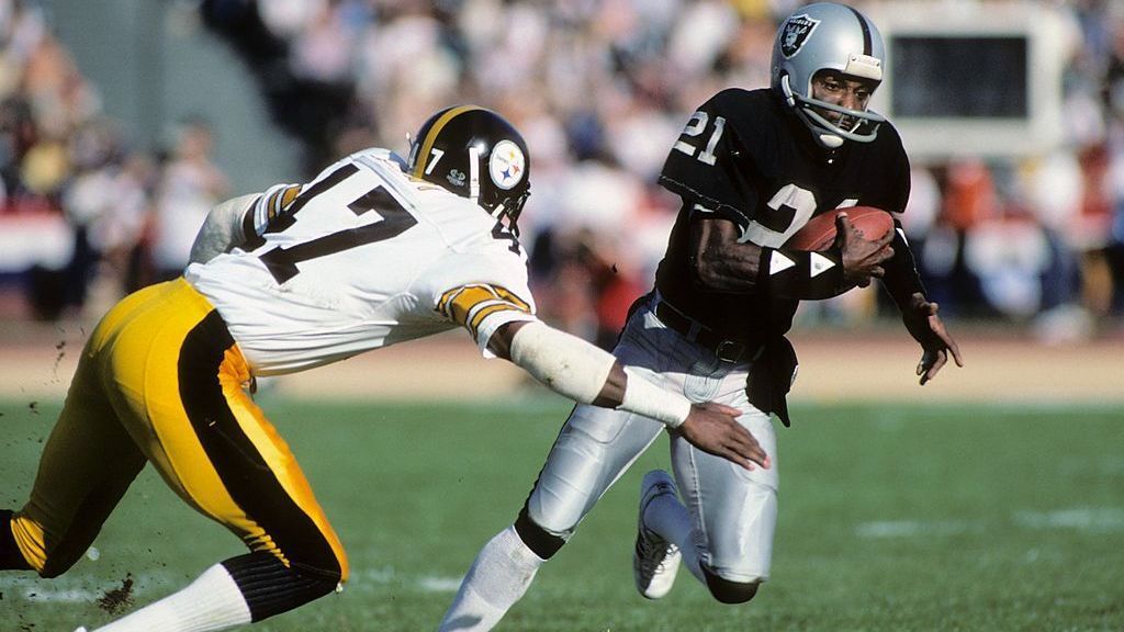 
                <strong>Super Bowl XV: Cliff Branch verpasst Flug zum Super Bowl</strong><br>
                Beim 15. Super Bowl wollten die Oakland Raiders frühzeitig nach New Orleans aufbrechen, jedoch taten sie das ohne ihren Wide Receiver Cliff Branch. Der Wideout hatte nach eigenen Angaben seinen Wecker nicht gehört. Branch reiste selbstständig nach Louisiana und fing zwei Touchdowns beim 27:10 über die Philadelphia Eagles. Raiders-Besitzer Al Davis sagte nach dem Spiel zu ihm: "Und wo zur Hölle war jetzt der verdammte Unterschied?!"
              