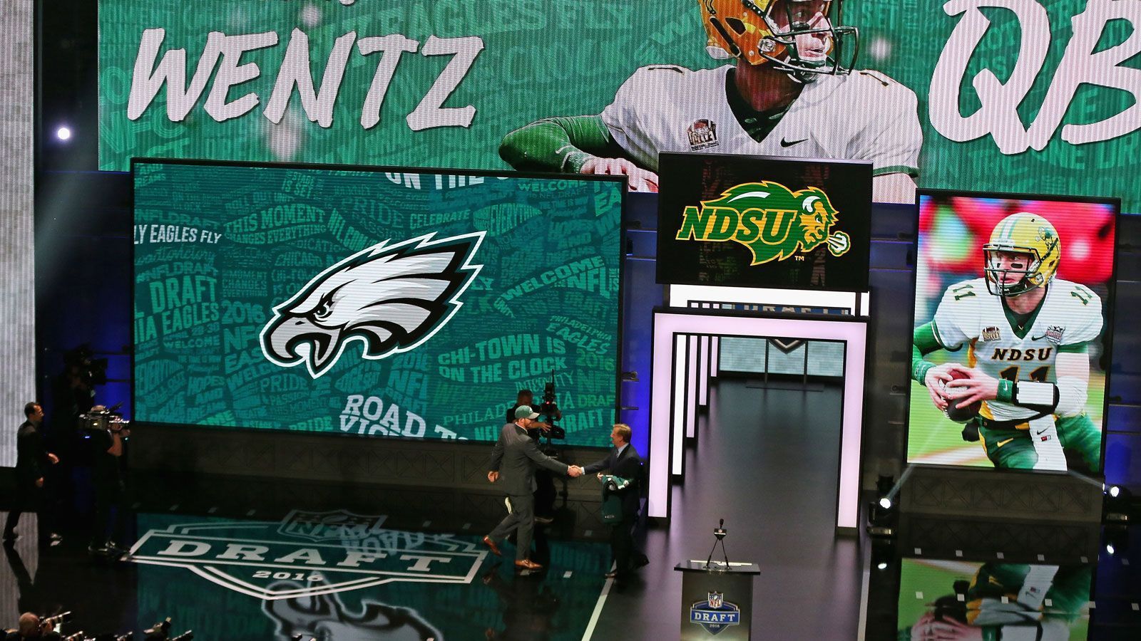 
                <strong>Die Trades in der Übersicht</strong><br>
                Zunächst sicherten sich die Eagles den achten Pick des Drafts 2016 von den Dolphins und gaben dafür den 13. Pick des Drafts 2016 sowie Kiko Alonso und Byron Maxwell nach Florida ab. Im Anschluss kam es zum Tauschgeschäft zwischen den Eagles und den Browns. Die Eagles erhielten ihrerseits den zweiten Pick des Drafts 2016, gaben dafür aber den von den Dolphins erhaltenen achten Pick an Cleveland ab. Darüber hinaus erhielten die Browns noch einen Dritt- und Viertrunden-Pick 2016, einen Erstrunden-Pick im Draft 2017 sowie einen Zweitrunden-Pick für 2018. Kurios: Von den einzelnen Trades, die die Browns für den zweiten Pick des Drafts 2016 erhielten, verwendeten sie keinen einzigen selbst, sondern setzten sie wiederum ein.
              