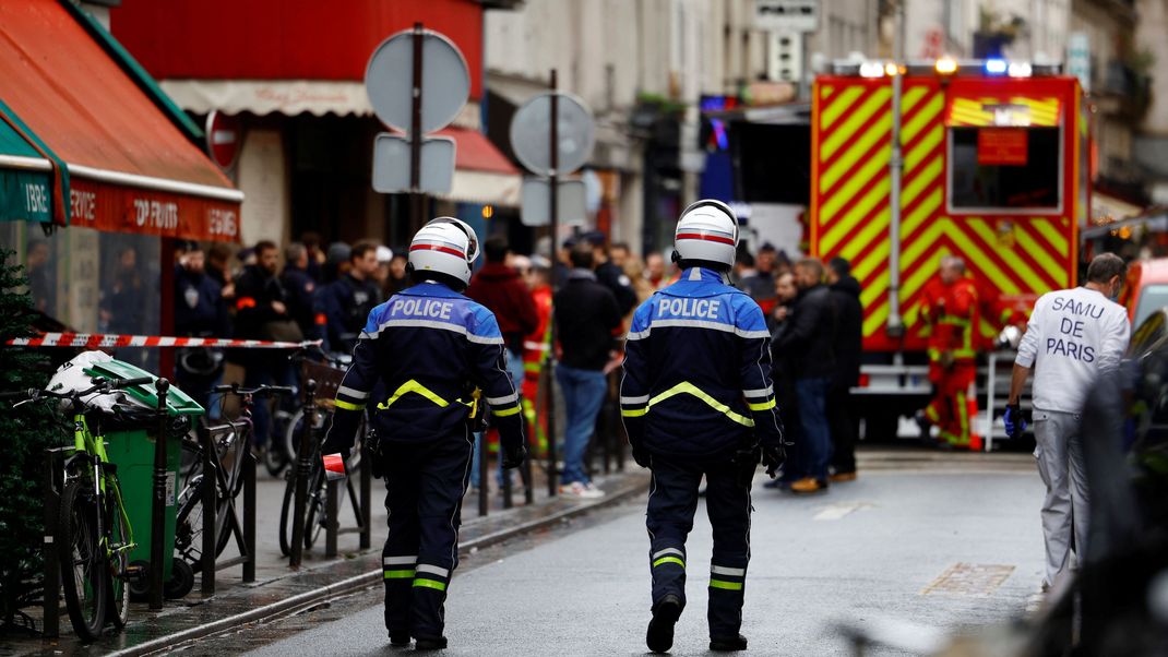 Drei Menschen sind in Paris durch Schüsse ums Leben gekommen.