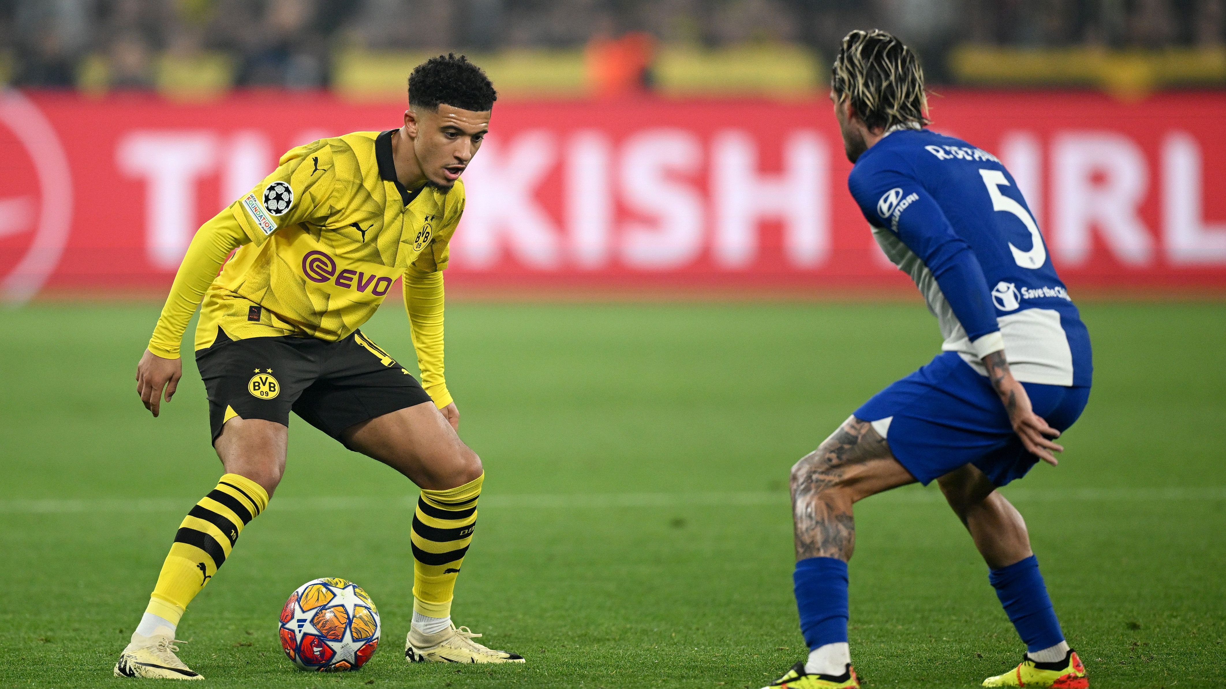 <strong>Jadon Sancho (Borussia Dortmund)</strong><br>Soll das BVB-Spiel gegen die Defensiv-Spezialisten aus Madrid kreativ ankurbeln, was ihm aber nicht allzu oft gelingt. Agiert oft glücklos, dribbelt sich fest, bleibt blass. Sucht auch in Halbzeit zwei die Eins-gegen-Eins-Duelle, kann sich aber kaum durchsetzen. Wird in der Schlussphase ausgewechselt. <strong>ran-Note: 4</strong>