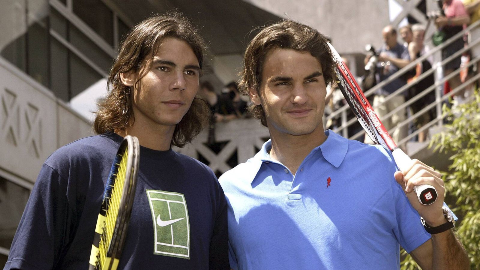 
                <strong>Magische Tennis-Marke: Alcaraz genauso groß wie Nadal und Federer</strong><br>
                Genau wie Rafael Nadal und Roger Federer ist Alcaraz 1,85 Meter groß. Das unterscheidet den 20 Jahre jungen Spanier von den meisten Vertretern der jungen Tennis-Generation, die generell größer gewachsen sind. Stefanos Tsitsipas misst 1,93 Meter, Matteo Berrettini ist 1,96 Meter groß. Alexander Zverev und Daniil Medvedez sind sogar 1,98 Meter groß.
              