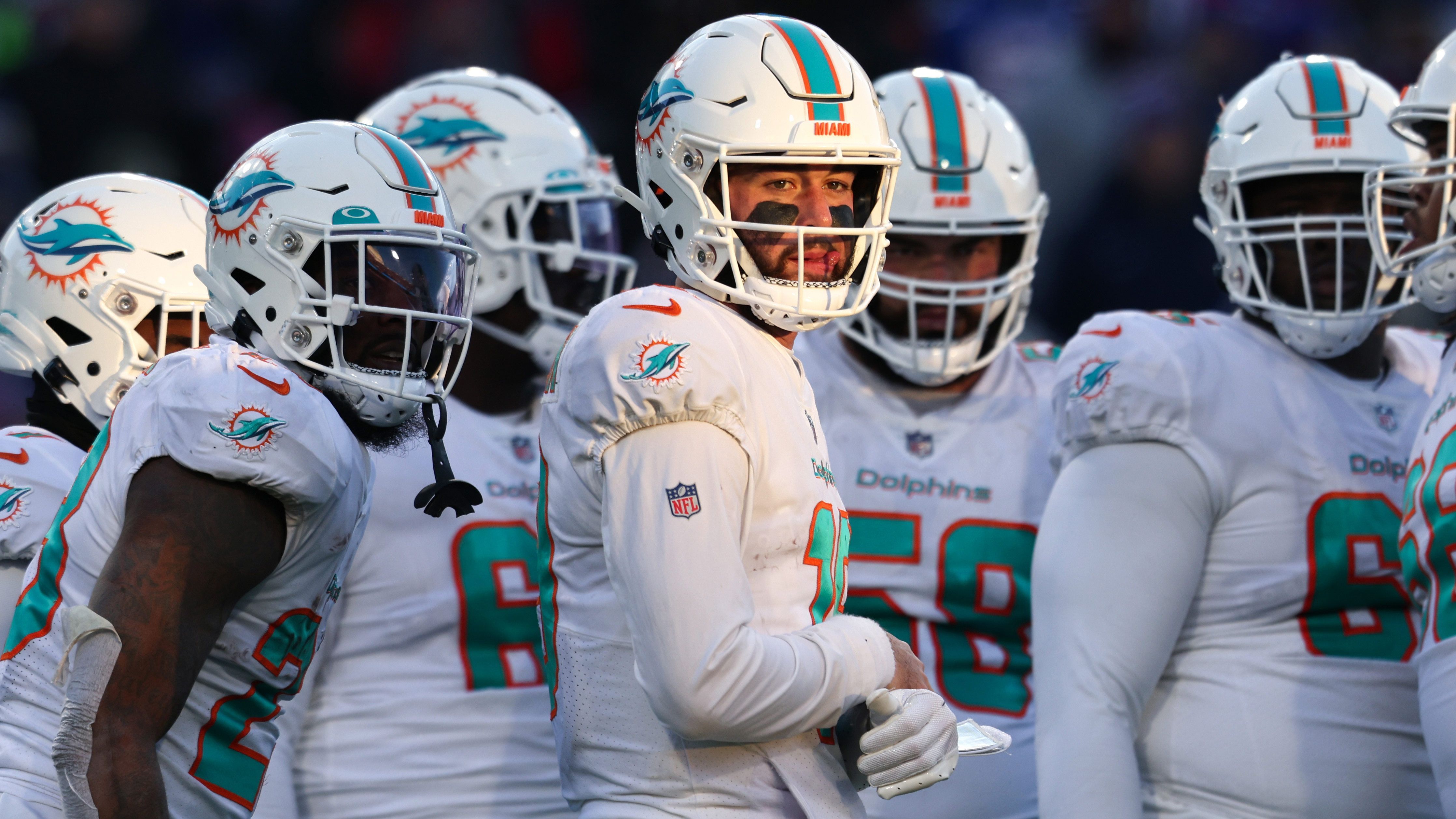 
                <strong>Miami Dolphins</strong><br>
                Die Dolphins haben bereits eine Reihe an Stars: Tyreek Hill und Jaylen Waddle sind lediglich zwei Namen. Quarterback Tua Tagovailoa geht in das vierte Jahr seines Rookie-Vertrags. Einerseits heißt das, dass dort etwas aufgebaut wird und Ramsey ein Teil von etwas Größerem werden könnte. Andererseits bedeutet es, dass die Mittel in Miami eingeschränkt sind. Wenn die Dolphins für Ramsey traden, muss womöglich ein anderer Star-Spieler gehen.
              