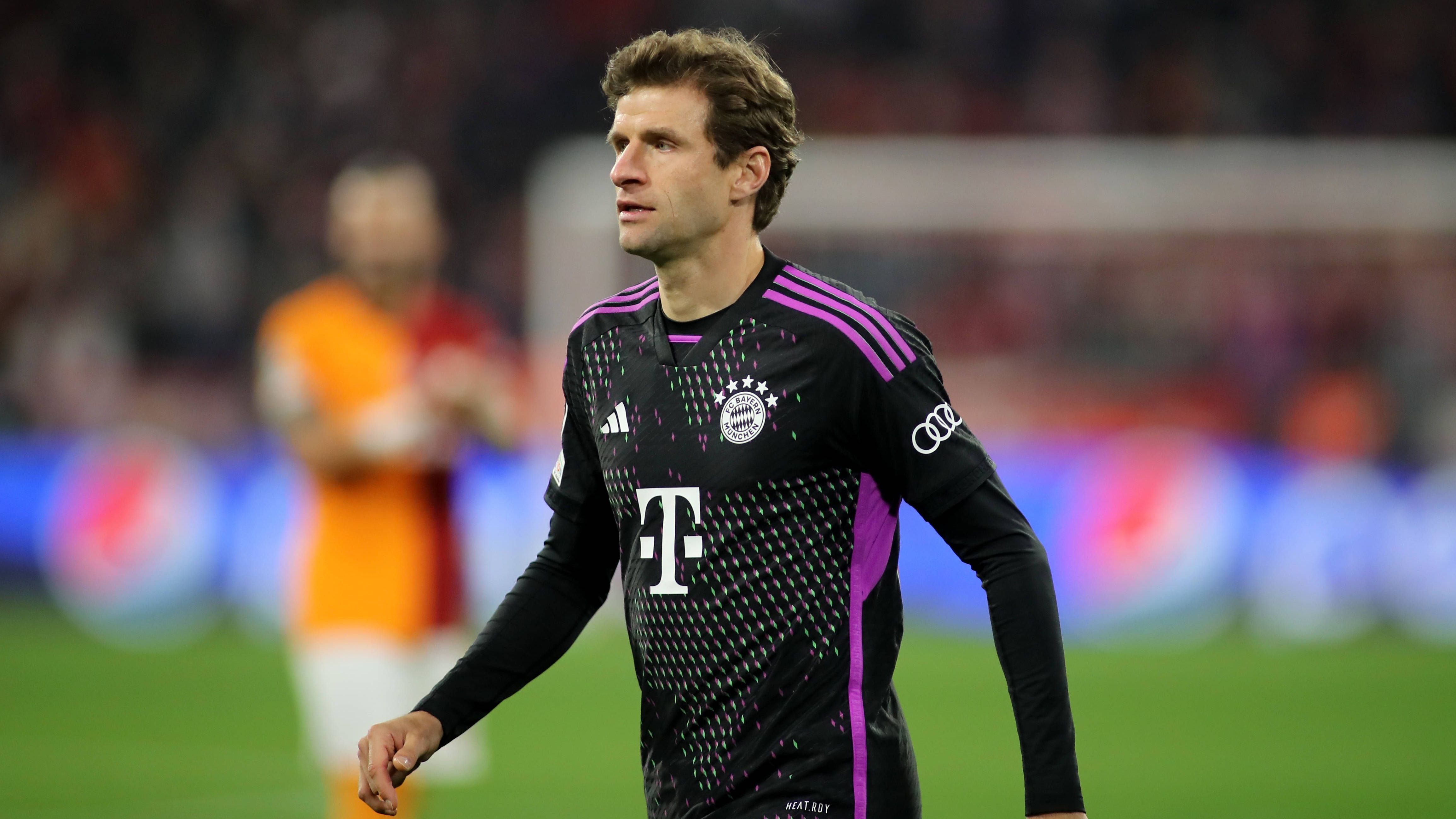 <strong>Thomas Müller</strong><br>Kommt kurz vor der Pause für den angeschlagenen Musiala ins Spiel. Musterschüler in Sachen Einsatz und Lust am Fußball. Hat – wenn er über die rechte Seite kommt – oft Probleme, mögliche Abnehmer seiner Bälle sauber anzuspielen. <em><strong>ran</strong></em><strong>-Note: 3</strong>