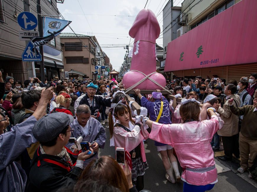 In Japan gilt das "Beste Stück des Mannes" als Fruchtbarkeits-Symbol - und das scheint ein Event wert zu sein. Das sogenannte Penis Festival, auf Japanisch Kanamara-Matsuri, hat keinen anderen Hintergrund als eben dieses Symbol zu feiern. Es findet jedes Jahr im Frühling statt.