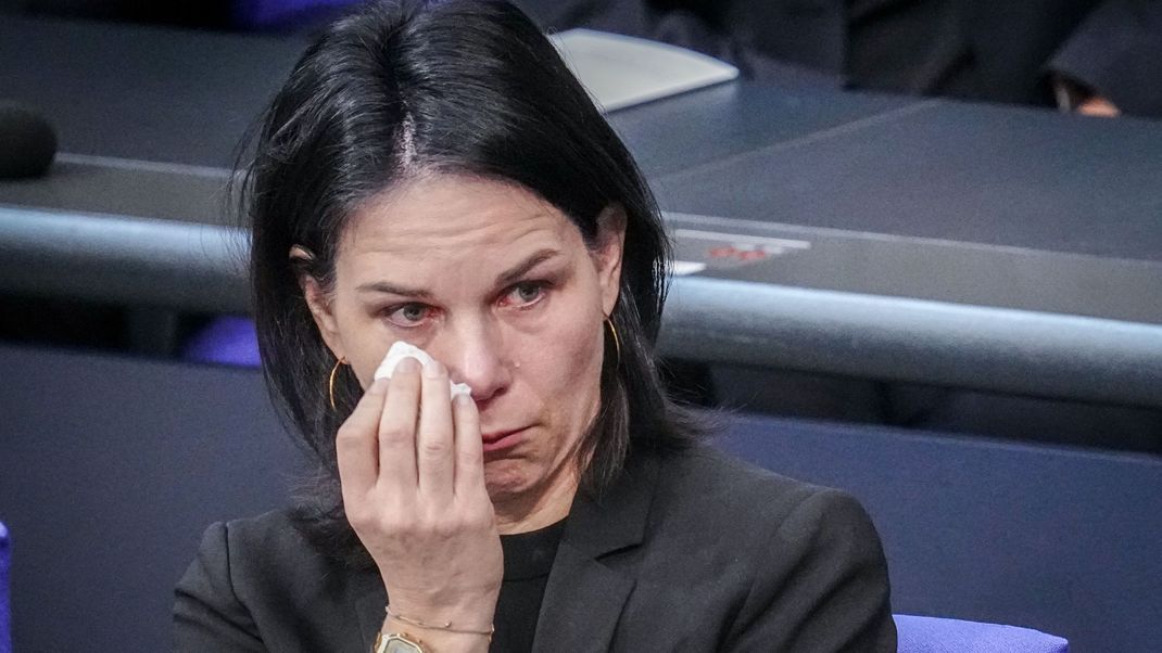 Annalena Baerbock (Bündnis 90/Die Grünen), Außenministerin, reagiert bei der Gedenkstunde des Deutschen Bundestages zum Tag des Gedenkens an die Opfer des Nationalsozialismus emotional.