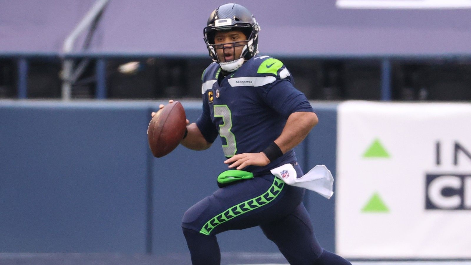 
                <strong>Mögliche Landing Spots für Russell Wilson</strong><br>
                Es war ein unüberhörbarer Weckruf. In der "Dan Patrick Show" platzte es aus dem sonst so schweigsamen Russell Wilson heraus. "Mich frustriert es, so oft getroffen zu werden", erklärte der Super-Bowl-Sieger von 2013. "Die Realität ist, dass ich fast 400 Mal gesackt worden bin", äußerte der Star, der seine bisherige Karriere komplett bei den Seattle Seahawks verbracht hat, seine Unzufriedenheit. Wie sein Agent Mark Rodgers nun gegenüber "ESPN" äußerte, hat Wilson zwar noch keine offizielle Tradeanfrage gestellt, doch er nennt mit den New Orleans Saints, den Las Vegas Raiders, den Dallas Cowboys und den Chicago Bears die vier Teams, die sein Schützling im äußersten Fall in Betracht ziehen würde. 
              