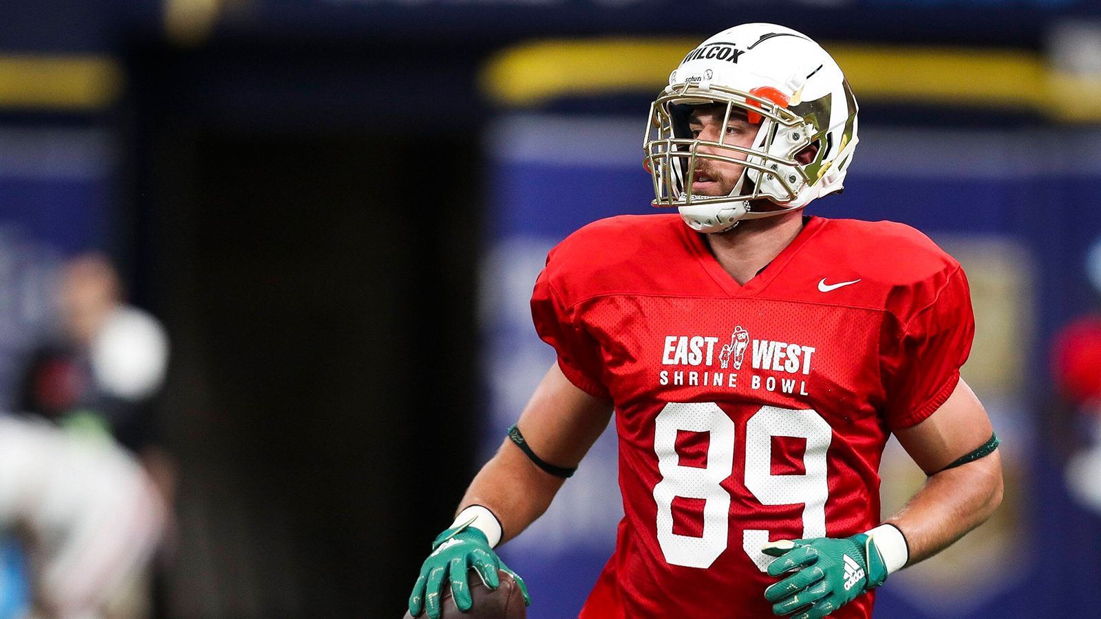 
                <strong>Mitchell Wilcox</strong><br>
                Der Neuling im Bunde hört auf den Namen Mitchell Wilcox. Beim Draft ging der Tight End von South Florida noch leer aus. Der Dreijahresvertrag, den die Bengals ihm anboten, kann ihm aber bis zu 2,285 Millionen US-Dollar bescheren. Bis zu seinem letzten Jahr an der High School spielte Wilcox noch als Offensive Tackle, entsprechend sind das Blocken und Tacklen bei ihm ausgeprägter als die Catch-Fähigkeiten. Dennoch ist auch auf den Rookie zu achten.
              