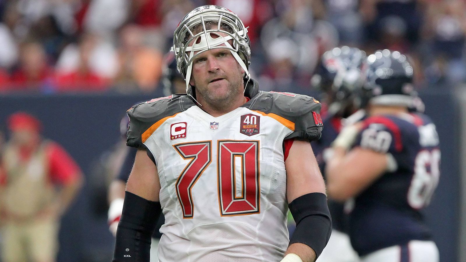 
                <strong>Logan Mankins (Guard)</strong><br>
                Left Guard Logan Mankins wurde 2005 von den New England Patriots an Position 32 gedraftet und beschützte neun Jahre lang Tom Brady, ehe er zu den Tampa Bay Buccaneers getradet wurde. Seinen Job machte der All-Pro so gut, dass er gleich siebenmal in den Pro Bowl gewählt wurde. Zudem steht Mankins im All-Decade Team der NFL 2010, was ihm helfen sollte, auch den Sprung in die Hall of Fame zu schaffen.
              