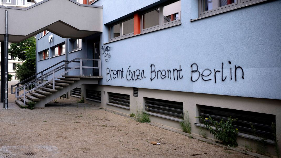 Graffiti an einer Berliner Schule. Besonders in Berlin wird eine "dynamische Lage" am Jahrestag des Hamas-Überfalls erwartet.