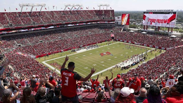 
                <strong>Tampa Bay Buccaneers (Raymond James Stadium)</strong><br>
                Gesamtkosten für zwei Personen: 210,22 DollarTicket: 74,11 DollarBier: 8,5 DollarSoft Drink: 4,75 DollarHot Dog: 5,25 DollarParken: 25 Dollar
              