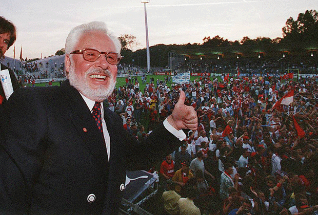 
                <strong>1. FC Nürnberg (1998)</strong><br>
                Zwei Jahre später hat Nürnbergs Präsident Michael A. Roth gut Lachen: Der Club schafft ebenfalls den Durchmarsch von der Regionalliga in die Bundesliga.
              