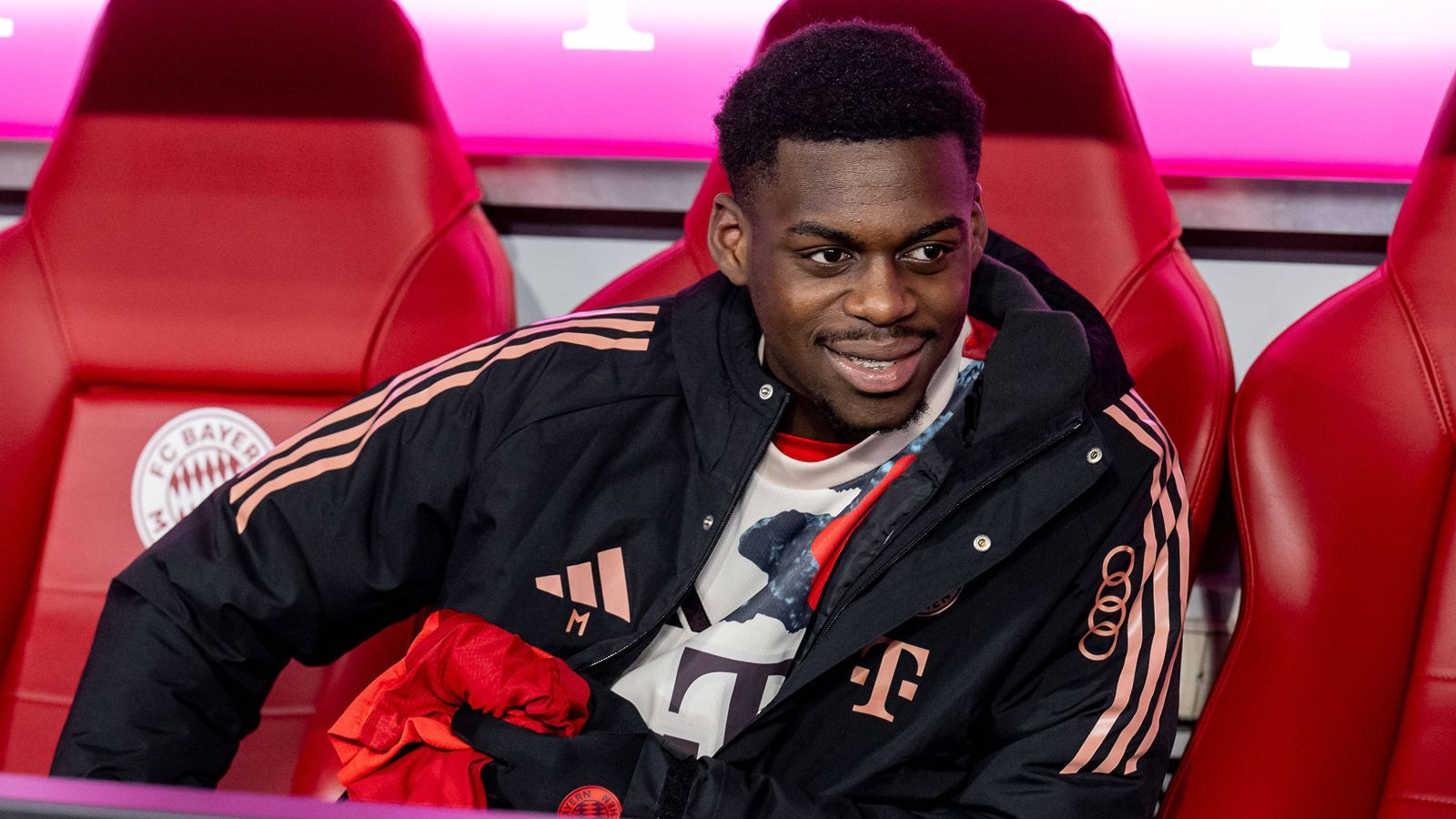 <strong>Noel Aseko (FC Bayern München)</strong><br>Wie Fabrizio Romano berichtet, wechselt Bayern-Talent Noel Aseko auf Leihbasis in die 2. Bundesliga zu Hannover 96. Dort soll der 19 Jahre alte Mittelfeldspieler erste Erfahrungen im Profi-Bereich sammeln. Beim FC Bayern hat der gebürtige Berliner derzeit noch einen Vertrag bis zum Sommer 2026.