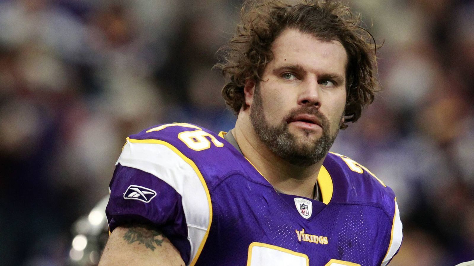 
                <strong>Steve Hutchinson</strong><br>
                Den Super Bowl hat Offensive Guard Steve Hutchinson in seiner Karriere von 2001 bis 2012 nicht gewonnen. Dennoch war er einer der prägenden O-Liner seiner Zeit. Bei den Seattle Seahawks (2001-2005), Minnesota Vikings (2006-2011) und Tennessee Titans (2012) kam er in insgesamt 169 NFL-Spielen zum Einsatz und wurde von 2003 bis 2009 durchgehend in den Pro Bowl gewählt. Auch im Team des Jahrzehnts der 2000er ist er dabei. Mit Hutchinsons Unterstützung wurden Shaun Alexander 2005 und Adrian Peterson 2008 die besten Rusher der NFL. Dabei war Hutchinson einer der fairsten Guards: Er hielt eine Serie von 44 Spielen, ohne eine Flagge zu verursachen.
              