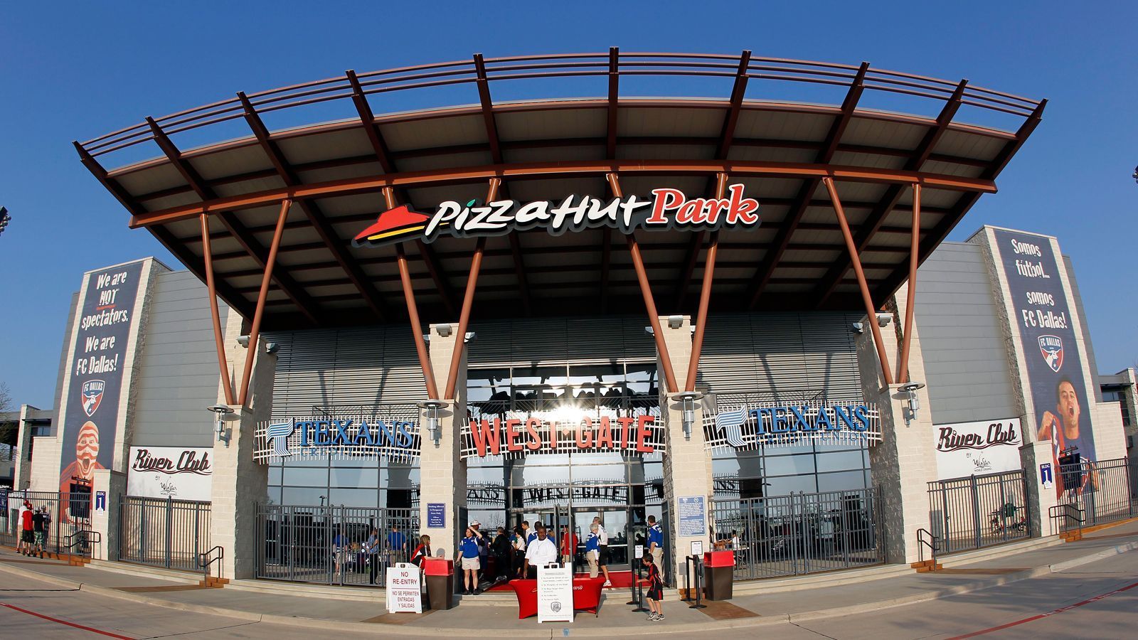 
                <strong>Pizza Hut Park (2005-2012, Dallas/ USA)</strong><br>
                Pizza Hut Park (2005-2012, Dallas/ USA): Fastfood macht auch vor Fußballstadien nicht Halt: Von 2005 bis 2012 trug der MLS-Klub FC Dallas seine Heimspiele im "Pizza Hut Park" aus. Jetzt ist der nächste Weltkonzern dran – seit 2014 heißt es "Toyota Stadium".
              